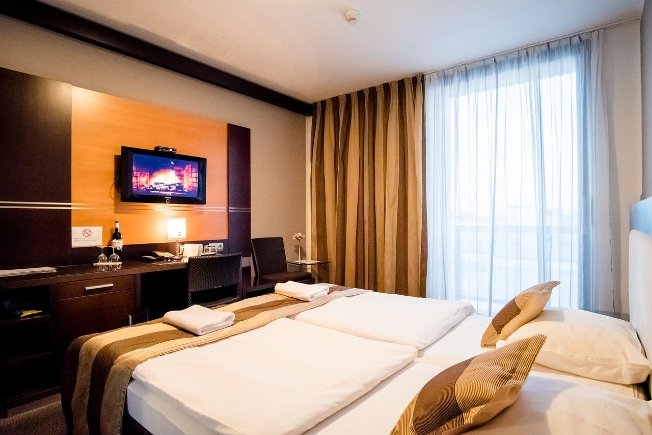 Dolphin Hotel