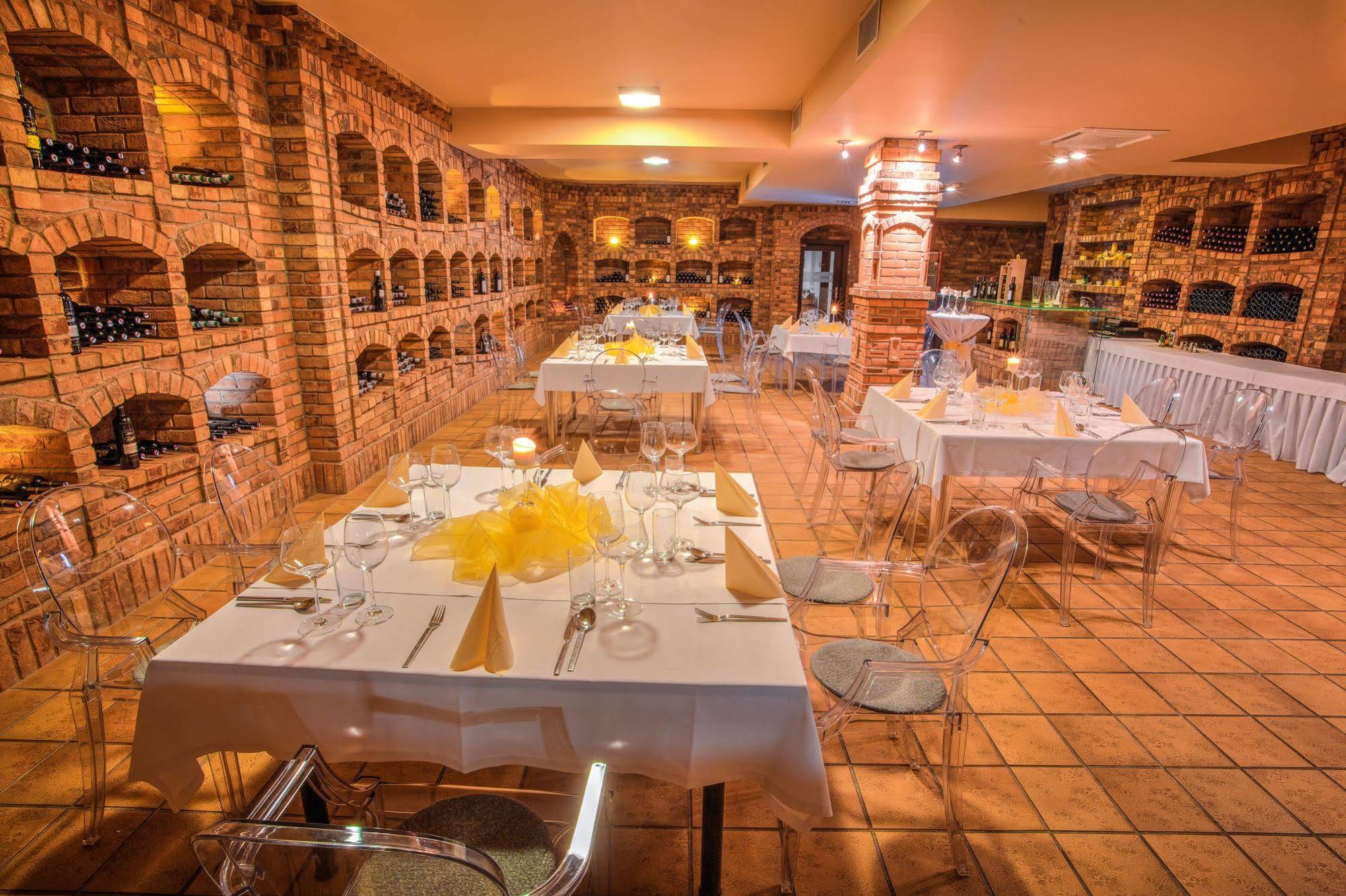 Hotel Dolphin Senec